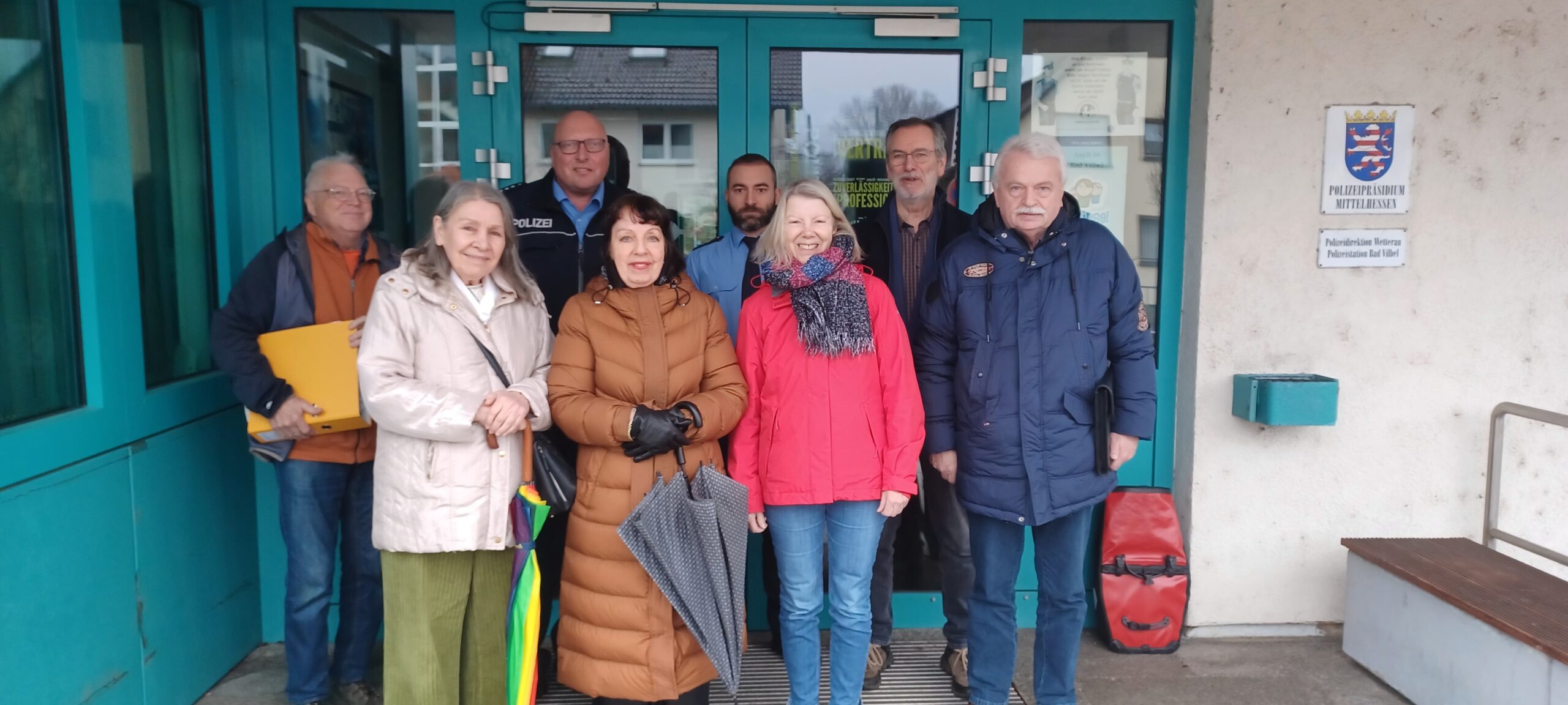 Die Gesprächsrunde nach dem Ende der Besprechung vor dem Eingang der Polizeistation Bad Vilbel. In der vorderen Reihe v.l.n.r. die Mitglieder des Seniorenbeirats Claus Metz, Margit Wiegand, Angelika Peschke, Beate Giebel und Arthur Reiter, hintere Reihe Dienststellenleiter Erster Polizeihauptkommissar Ralph Gerlach, der Karbener Schutzmann vor Ort, Polizeihauptkommissar Backes und der Seniorenbeiratsvorsitzende Klaus Arabin vor dem Eingang der Polizeistation Bad Vilbels